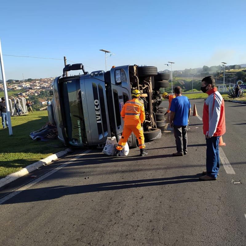 Após tombamento de carreta no trevo de Guaxupé, Bombeiros jogam serragem na pista para evitar novos acidentes