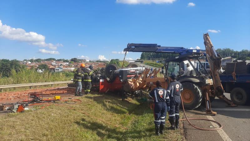 Homem de 36 anos e jovem de 22 morrem após caminhão de tijolos capotar na SP-340, em Mococa