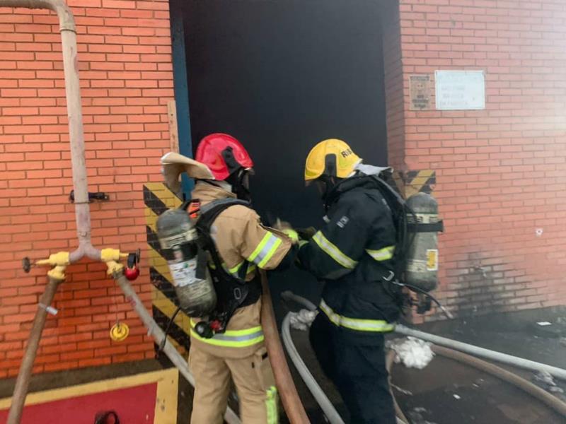 Bombeiros combatem incêndio em indústria têxtil de Guaxupé