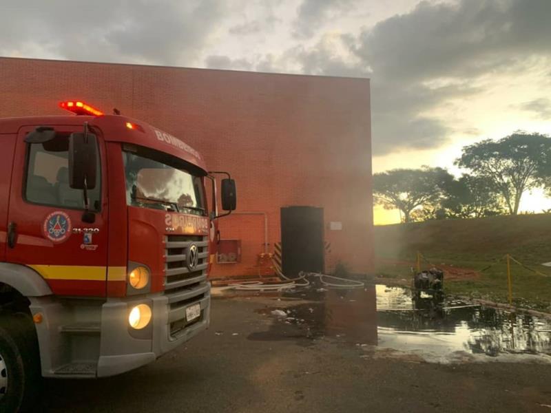 Bombeiros combatem incêndio em indústria têxtil de Guaxupé