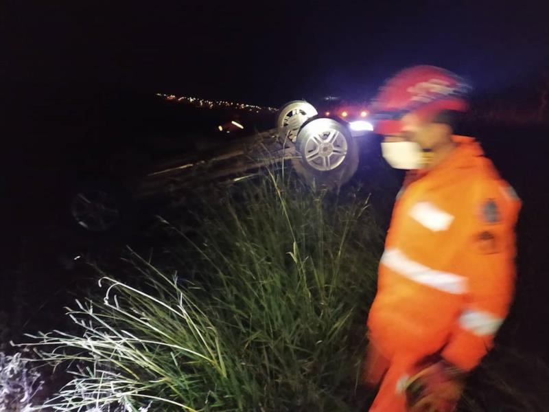 Bombeiros atendem dois acidentes em rodovias no domingo