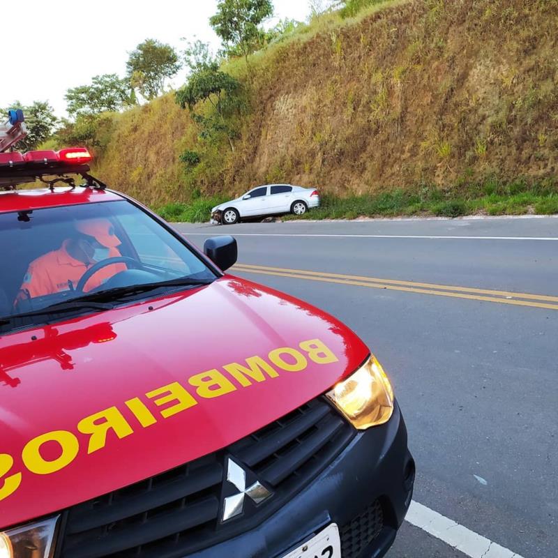 Bombeiros atendem dois acidentes em rodovias no domingo