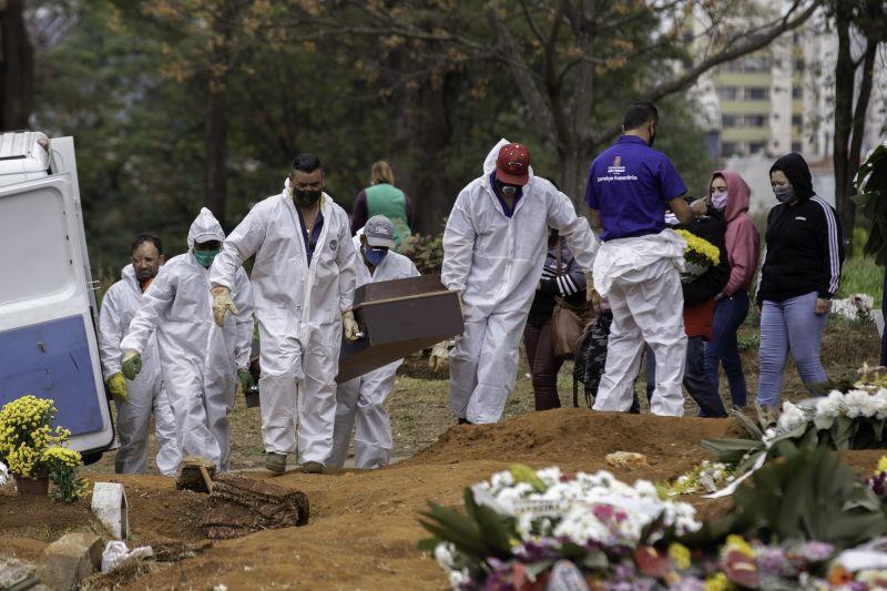 Brasil pode ter terceira onda de Covid em julho e até 700 mil mortes, diz estudo