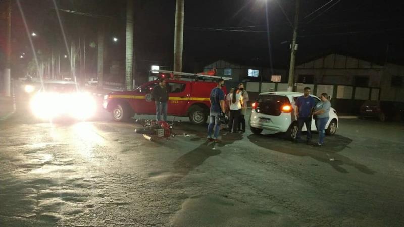 Acidente entre carro e motocicleta deixa uma jovem ferida em Guaxupé