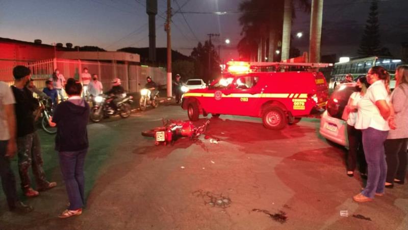 Acidente entre carro e motocicleta deixa uma jovem ferida em Guaxupé