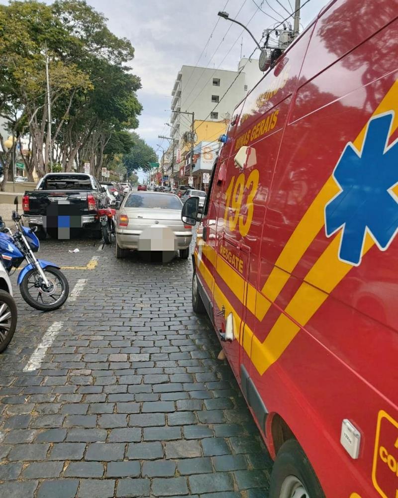 Motociclista fica prensado entre dois veículos no centro de Guaxupé