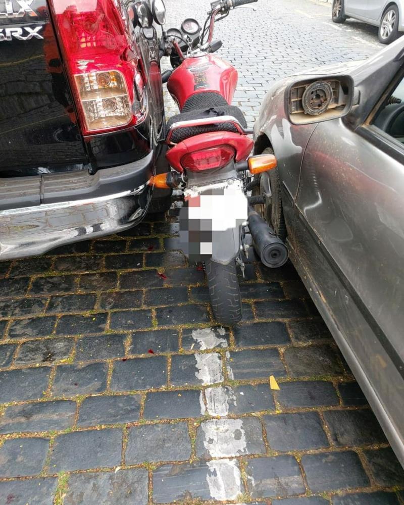 Motociclista fica prensado entre dois veículos no centro de Guaxupé