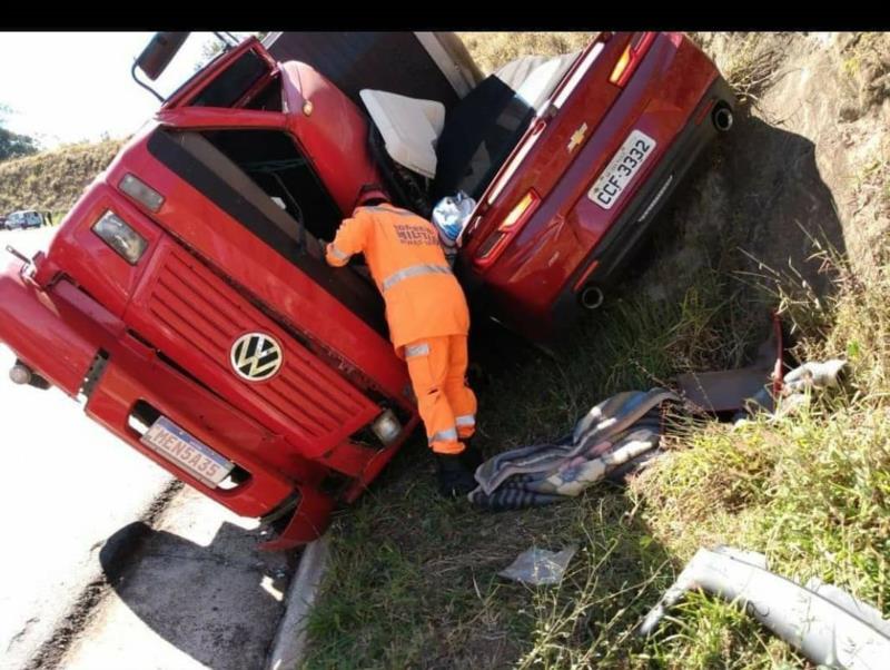 Acidente na Serra de São Pedro da União deixa caminhoneiro preso às ferragens