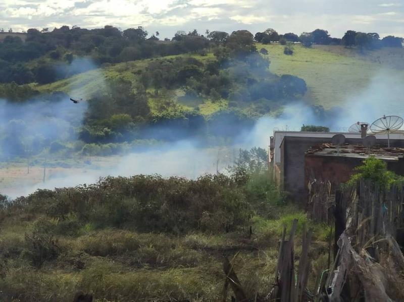 Incêndio em vegetação de grandes proporções ameaça residências no Jardim Europa, em Guaxupé