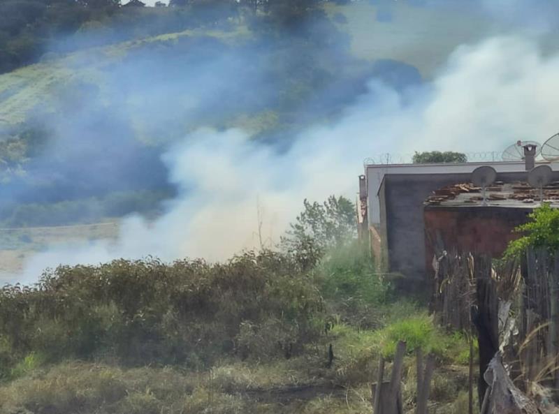 Incêndio em vegetação de grandes proporções ameaça residências no Jardim Europa, em Guaxupé