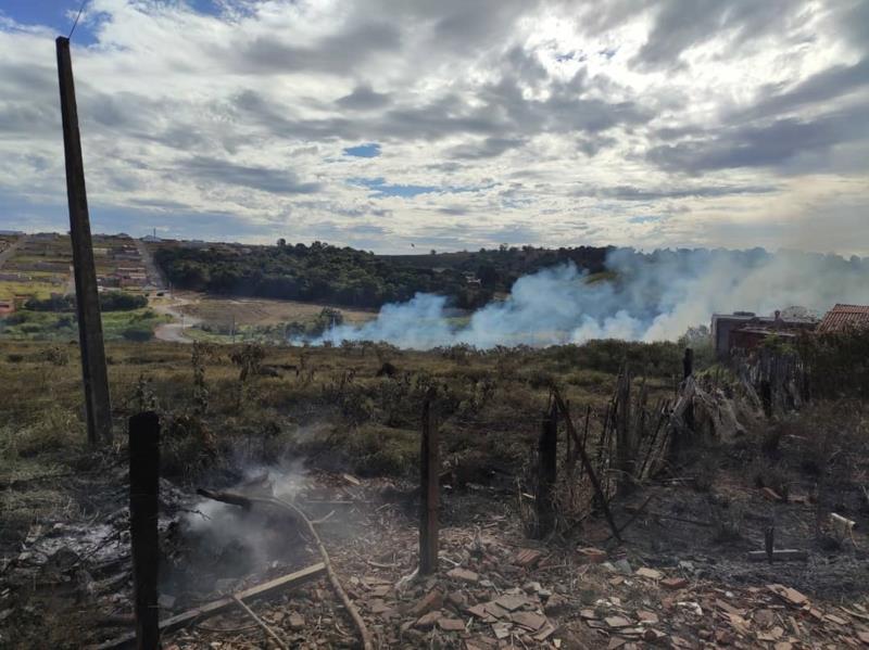 Incêndio em vegetação de grandes proporções ameaça residências no Jardim Europa, em Guaxupé