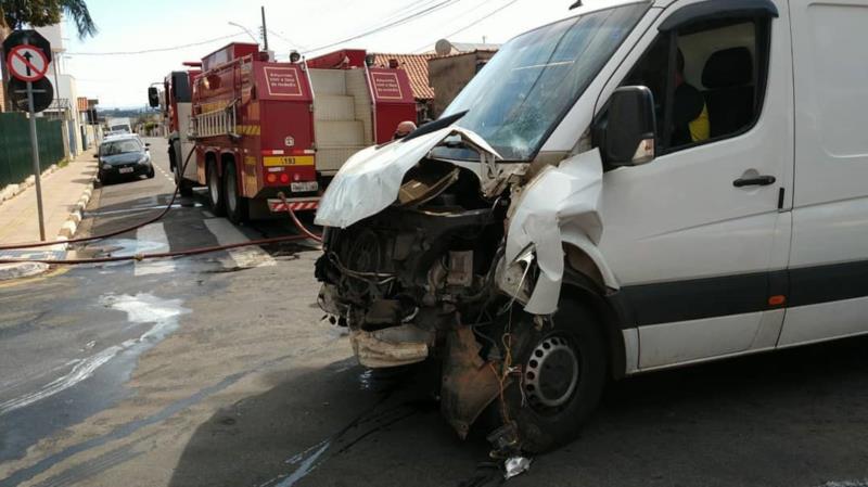 Vãs colidem na Praça da Saudade, em Guaxupé