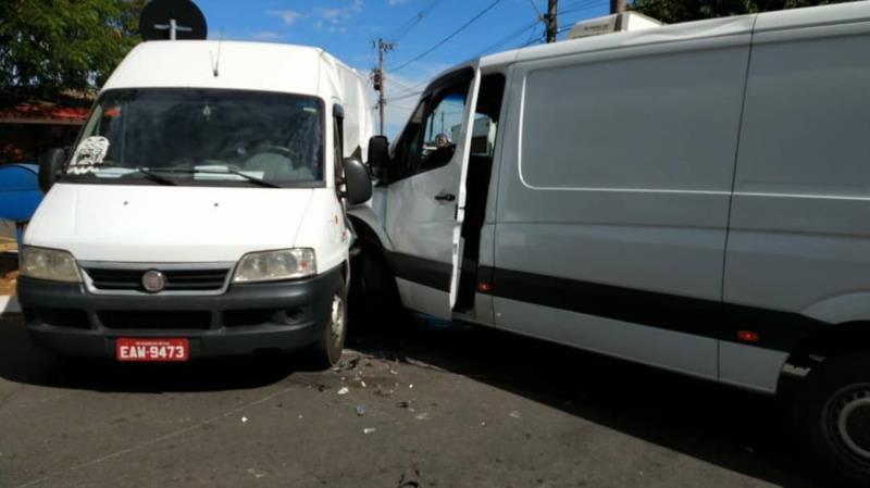 Vãs colidem na Praça da Saudade, em Guaxupé