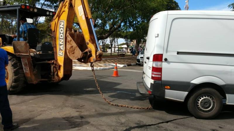 Vãs colidem na Praça da Saudade, em Guaxupé