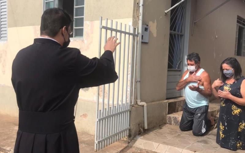 Em Jacuí, padre caminha por ruas e abençoa moradores de casa em casa 