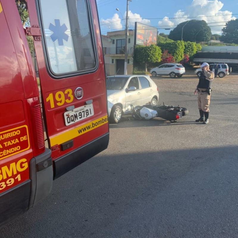 Colisão entre carro e moto deixa condutor ferido em Guaxupé