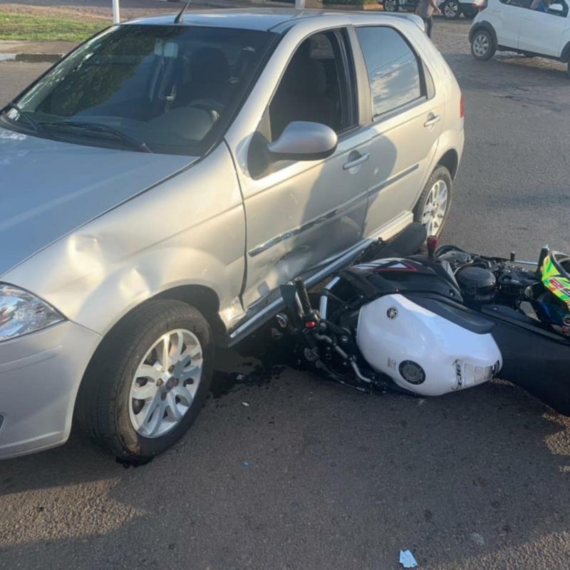 Colisão entre carro e moto deixa condutor ferido em Guaxupé