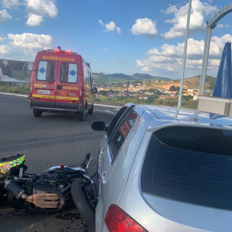 Colisão entre carro e moto deixa condutor ferido em Guaxupé