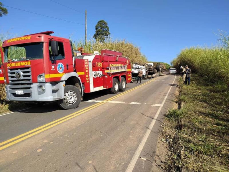 Caminhão tomba na entrada de Juruaia e deixa o trânsito interditado