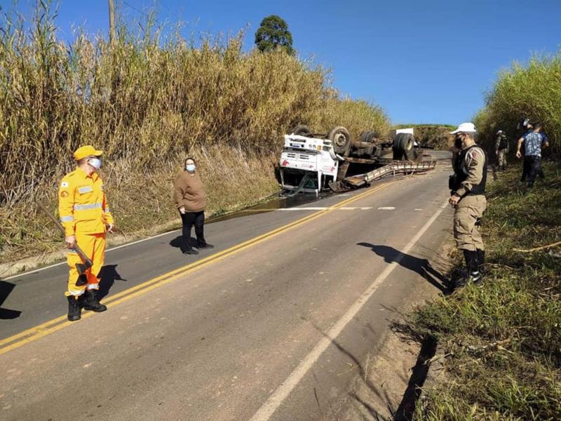 Caminhão tomba na entrada de Juruaia e deixa o trânsito interditado