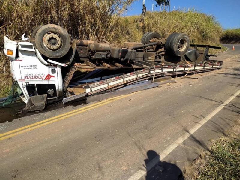 Caminhão tomba na entrada de Juruaia e deixa o trânsito interditado