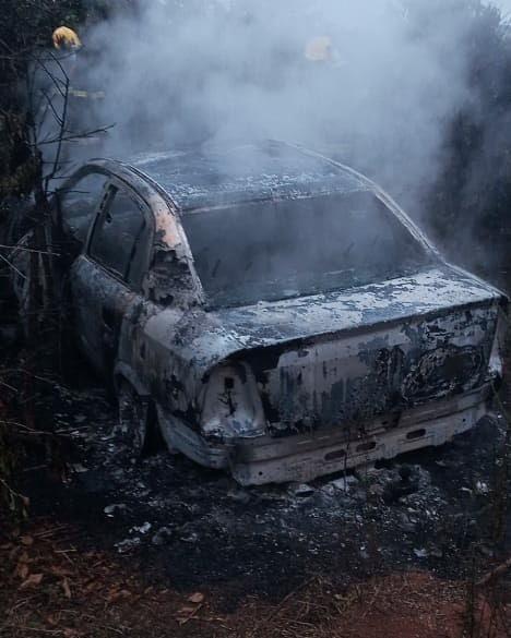 Bombeiros combatem incêndio em automóvel na BR- 491, próximo a destilaria desativada