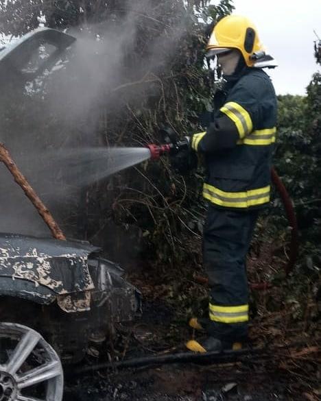 Bombeiros combatem incêndio em automóvel na BR- 491, próximo a destilaria desativada