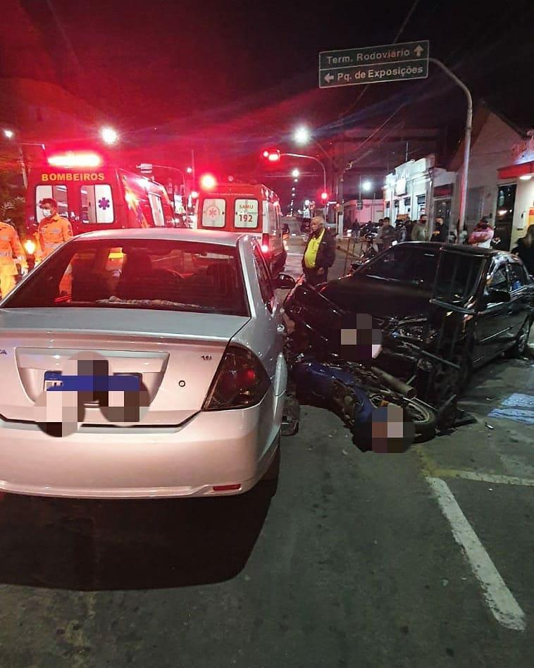 Astra invade a contramão, bate em poste e atinge outros veículos na Avenida Dona Floriana, em Guaxupé