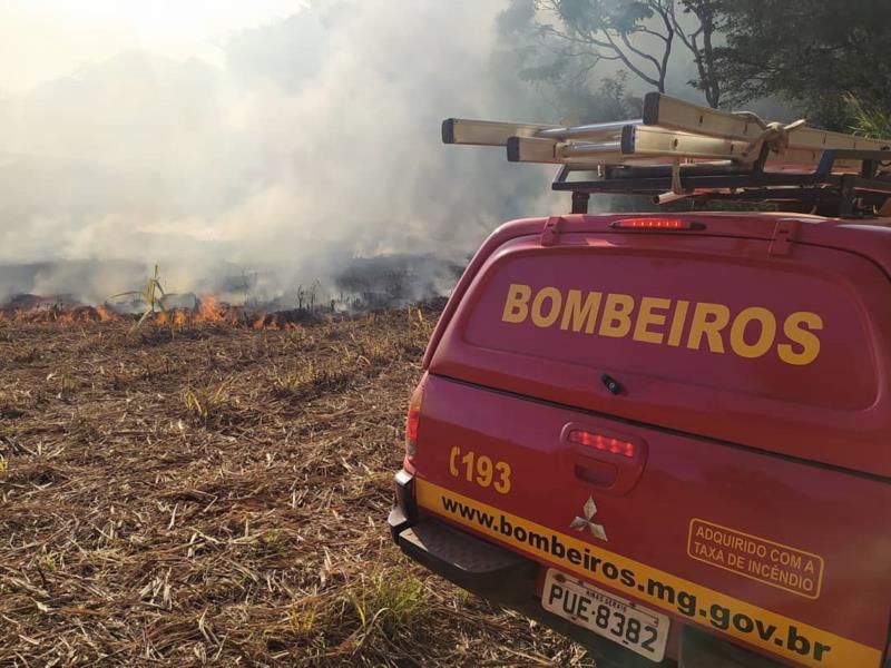 Sequência de grandes incêndios em vegetação mobiliza Bombeiros de Guaxupé