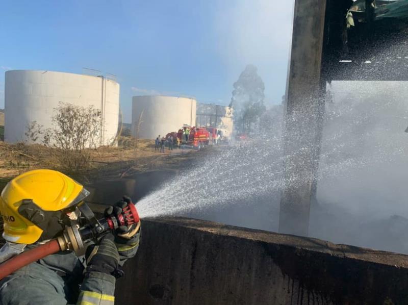 Incêndio na Destilaria Alvorada do Bebedouro, em Guaranésia, é combatido pelo Corpo de Bombeiros