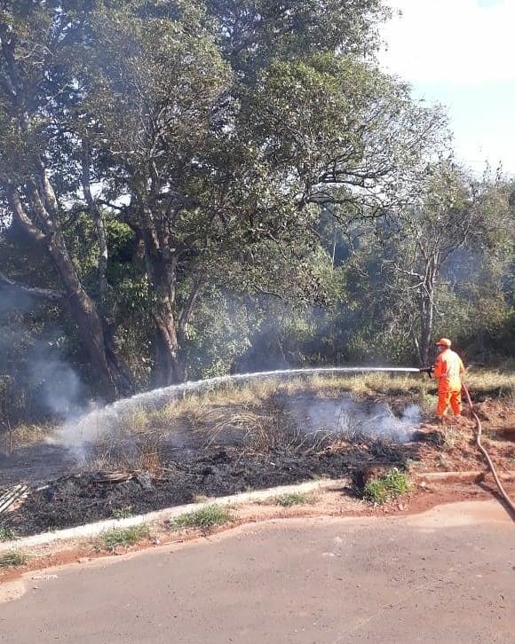 Bombeiros combatem incêndio no residencial Fazenda Planalto  