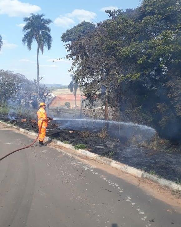 Bombeiros combatem incêndio no residencial Fazenda Planalto  