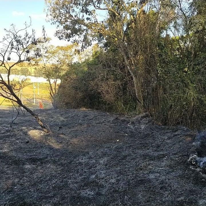 Bombeiros combatem incêndio no residencial Fazenda Planalto  