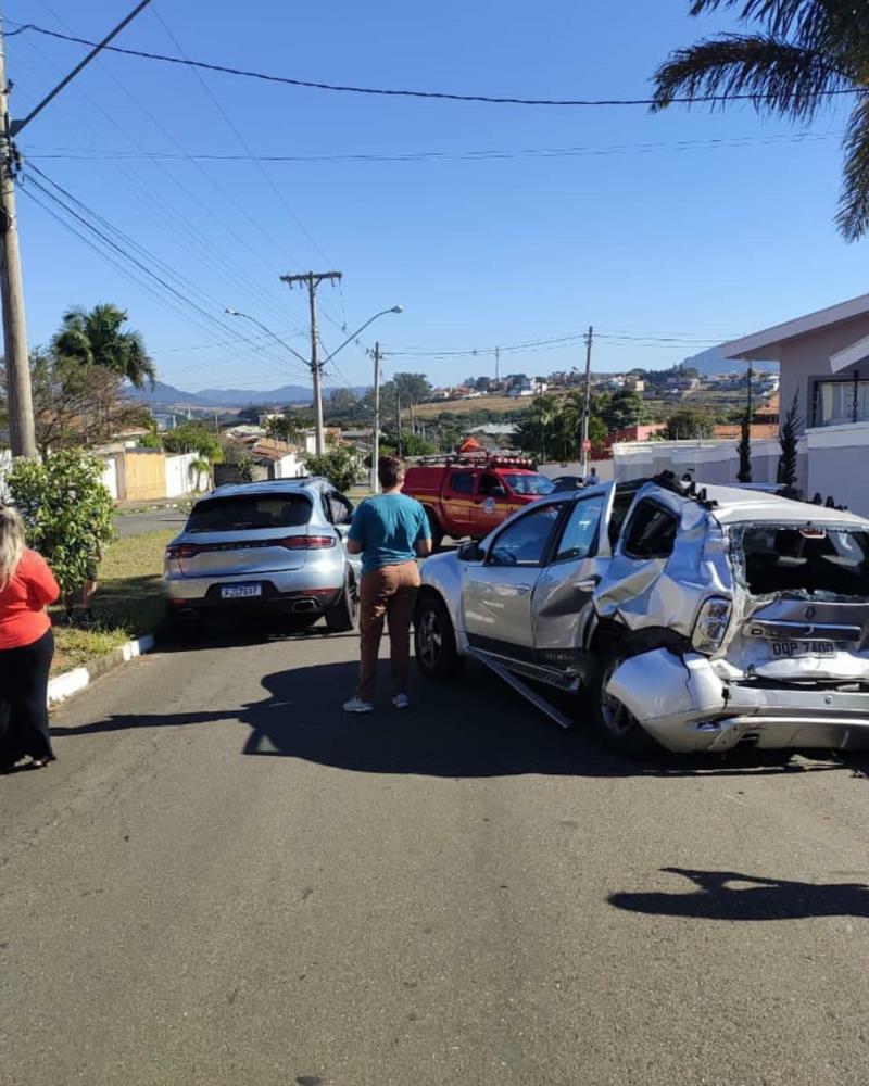 Em Guaxupé, Bombeiros são acionados em acidente envolvendo três veículos 