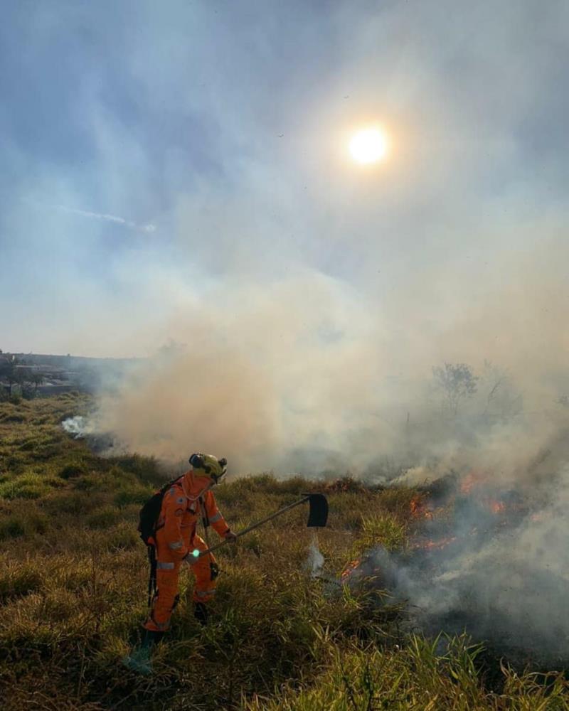 Sequência de grandes incêndios em vegetação sobrecarrega o serviço de emergência do Corpo de Bombeiros de Guaxupé