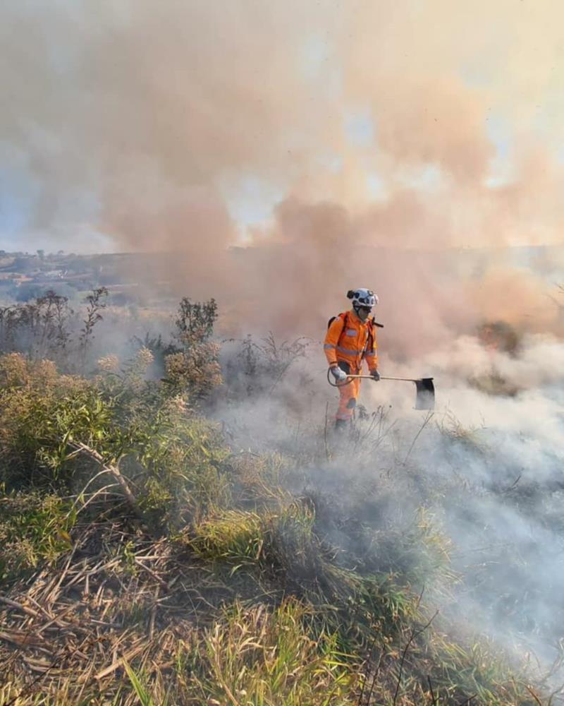 Sequência de grandes incêndios em vegetação sobrecarrega o serviço de emergência do Corpo de Bombeiros de Guaxupé