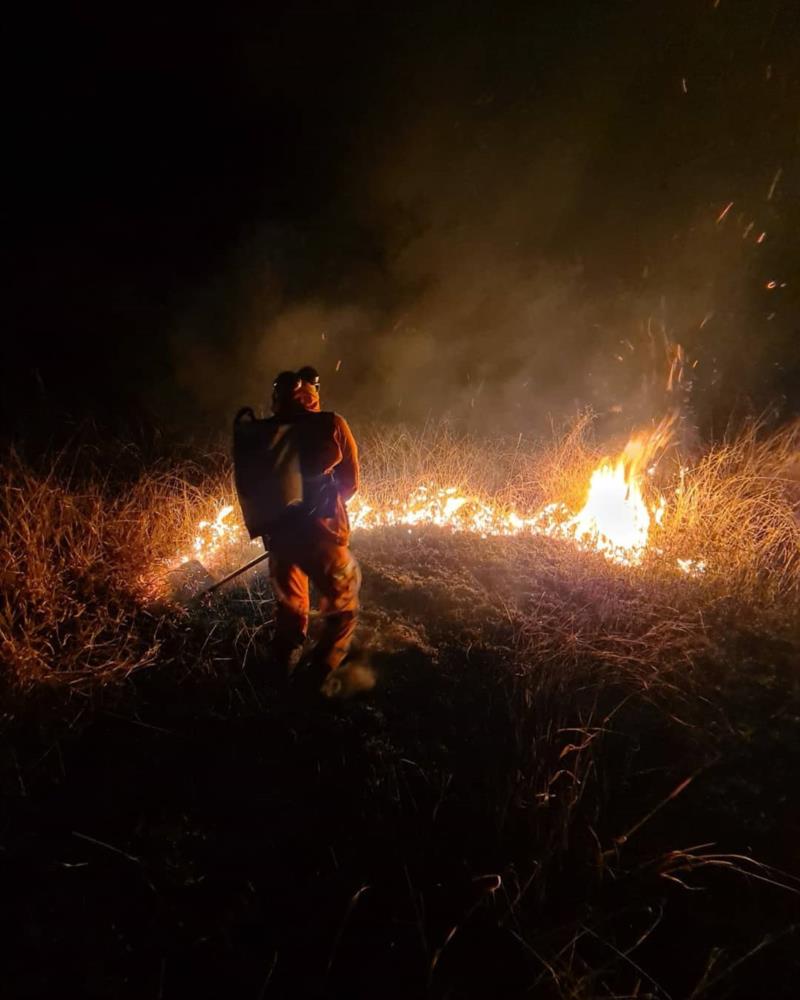 Sequência de grandes incêndios em vegetação sobrecarrega o serviço de emergência do Corpo de Bombeiros de Guaxupé