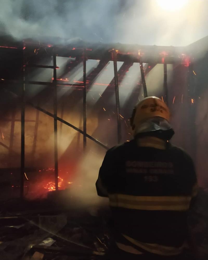 Incêndio em residência mobiliza o Corpo de Bombeiros de Guaxupé