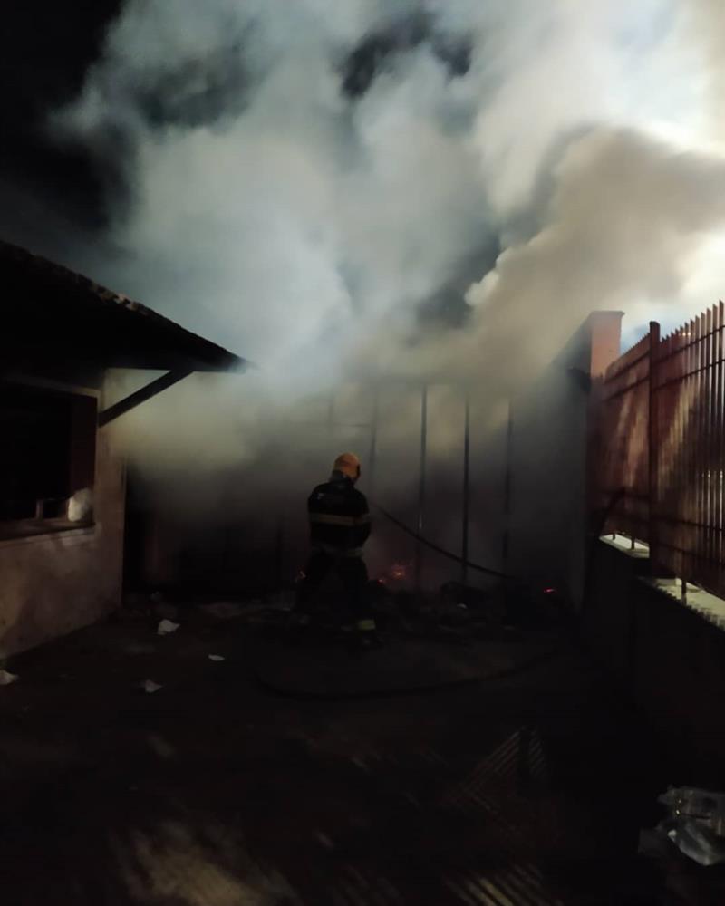 Incêndio em residência mobiliza o Corpo de Bombeiros de Guaxupé