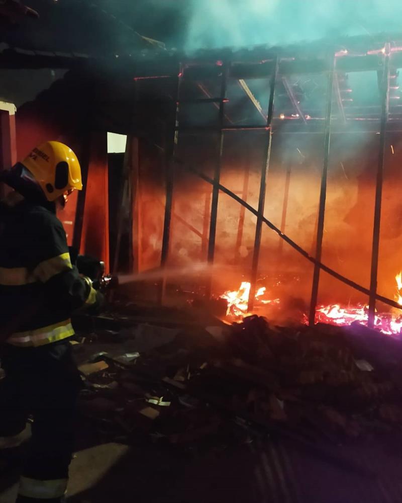 Incêndio em residência mobiliza o Corpo de Bombeiros de Guaxupé