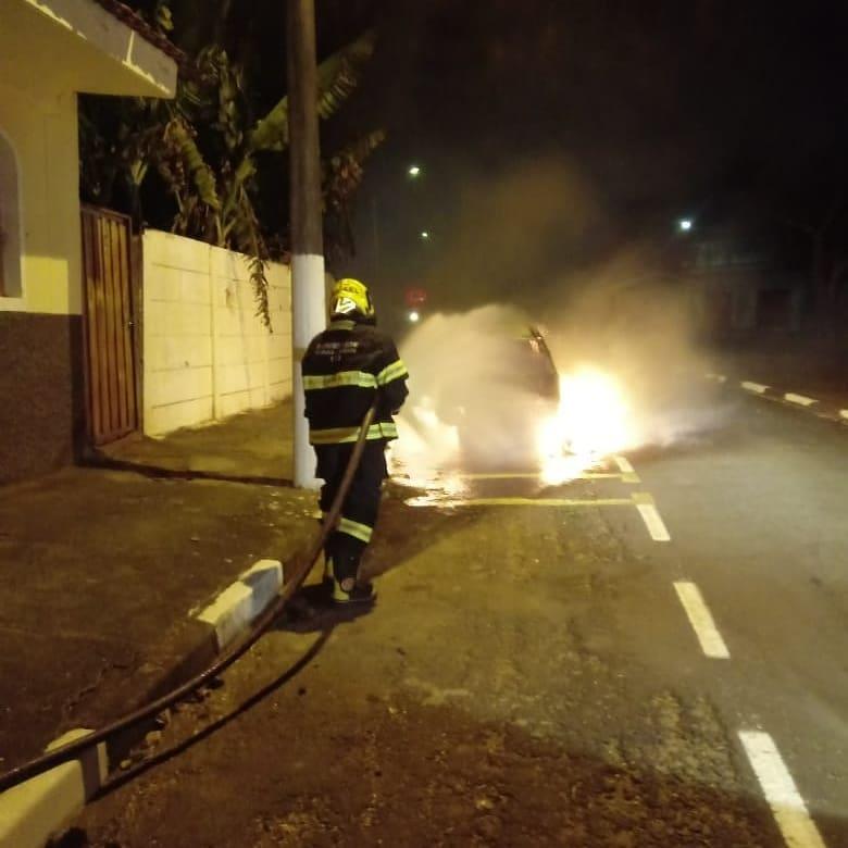 Bombeiros combatem incêndio em veículo em Guaxupé