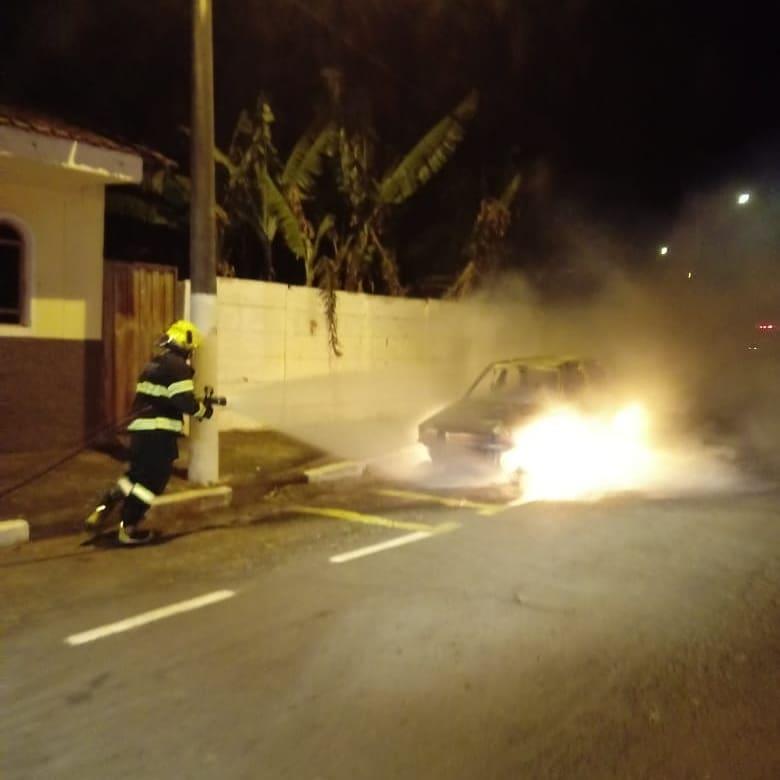 Bombeiros combatem incêndio em veículo em Guaxupé