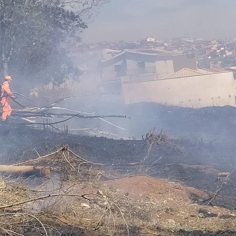 Bombeiros combatem diversos incêndios em vegetação em Guaxupé e região neste sábado