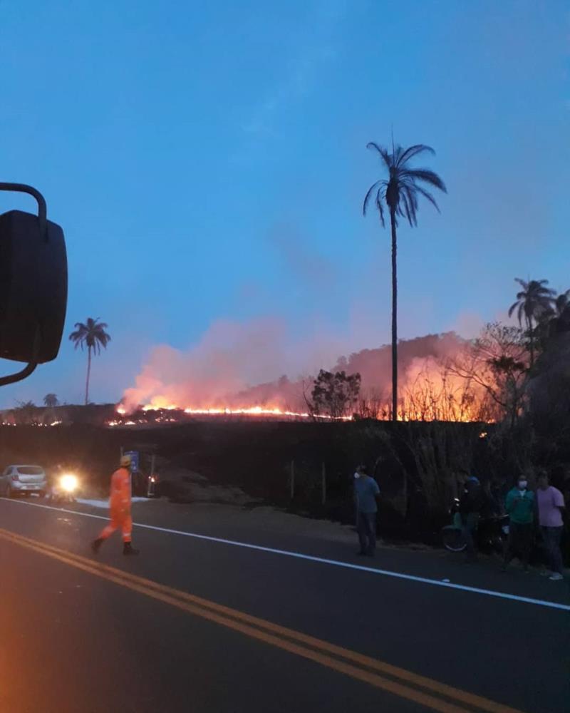 Pela terceira vez consecutiva, em menos de 10 dias, bombeiros combatem incêndio de grandes proporções no mesmo local