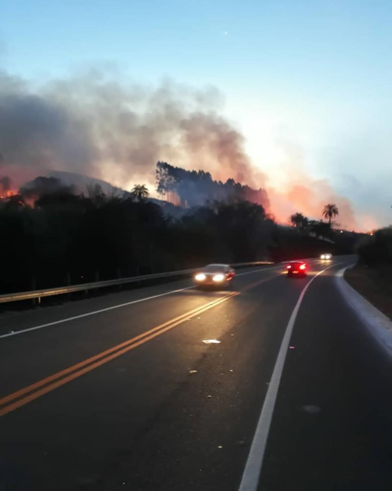 Pela terceira vez consecutiva, em menos de 10 dias, bombeiros combatem incêndio de grandes proporções no mesmo local