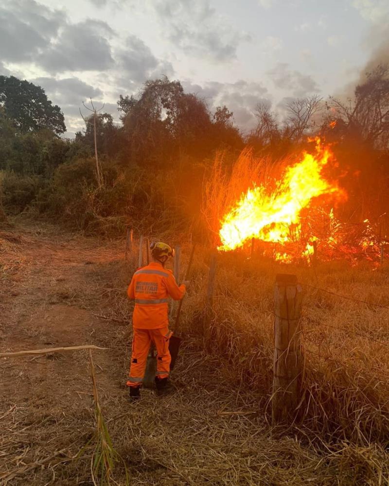 Depois de cinco horas, bombeiros conseguem extinguir incêndio que consumiu cerca de 120 hectares na fazenda Brejão