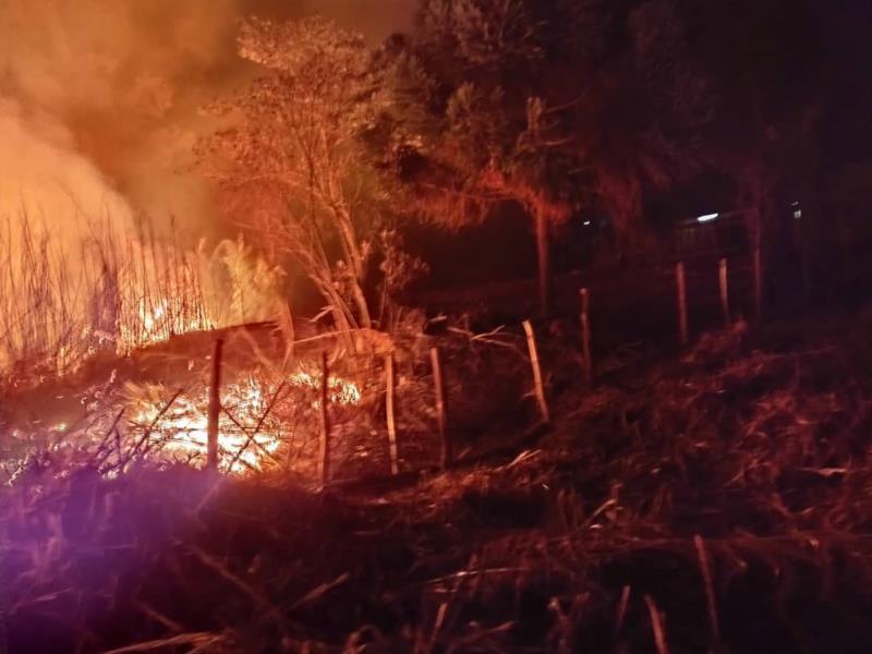 Incêndio destrói 40 ha em vegetação e ameaça residências