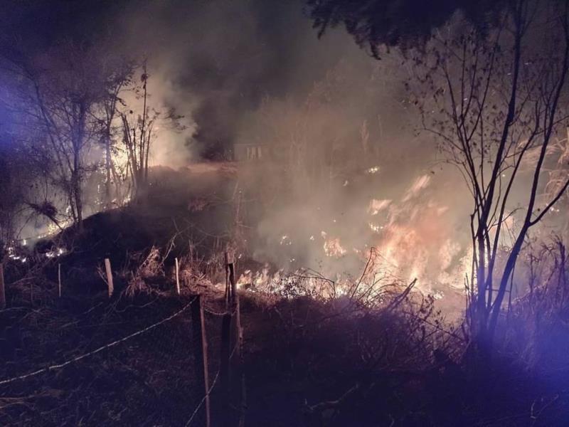 Incêndio destrói 40 ha em vegetação e ameaça residências