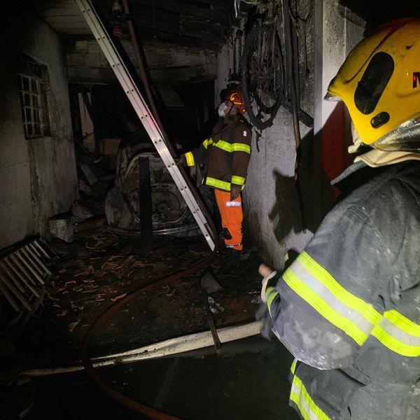 Em Guaxupé, incêndio deixa veículo e parte de residência em chamas 