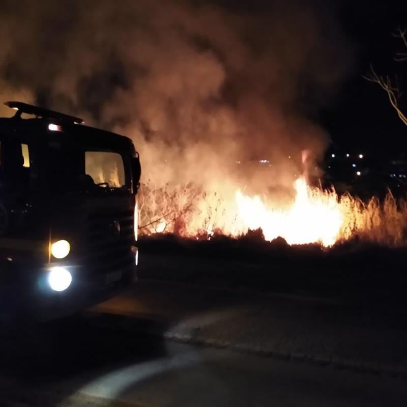 Em Guaxupé, incêndio deixa veículo e parte de residência em chamas 